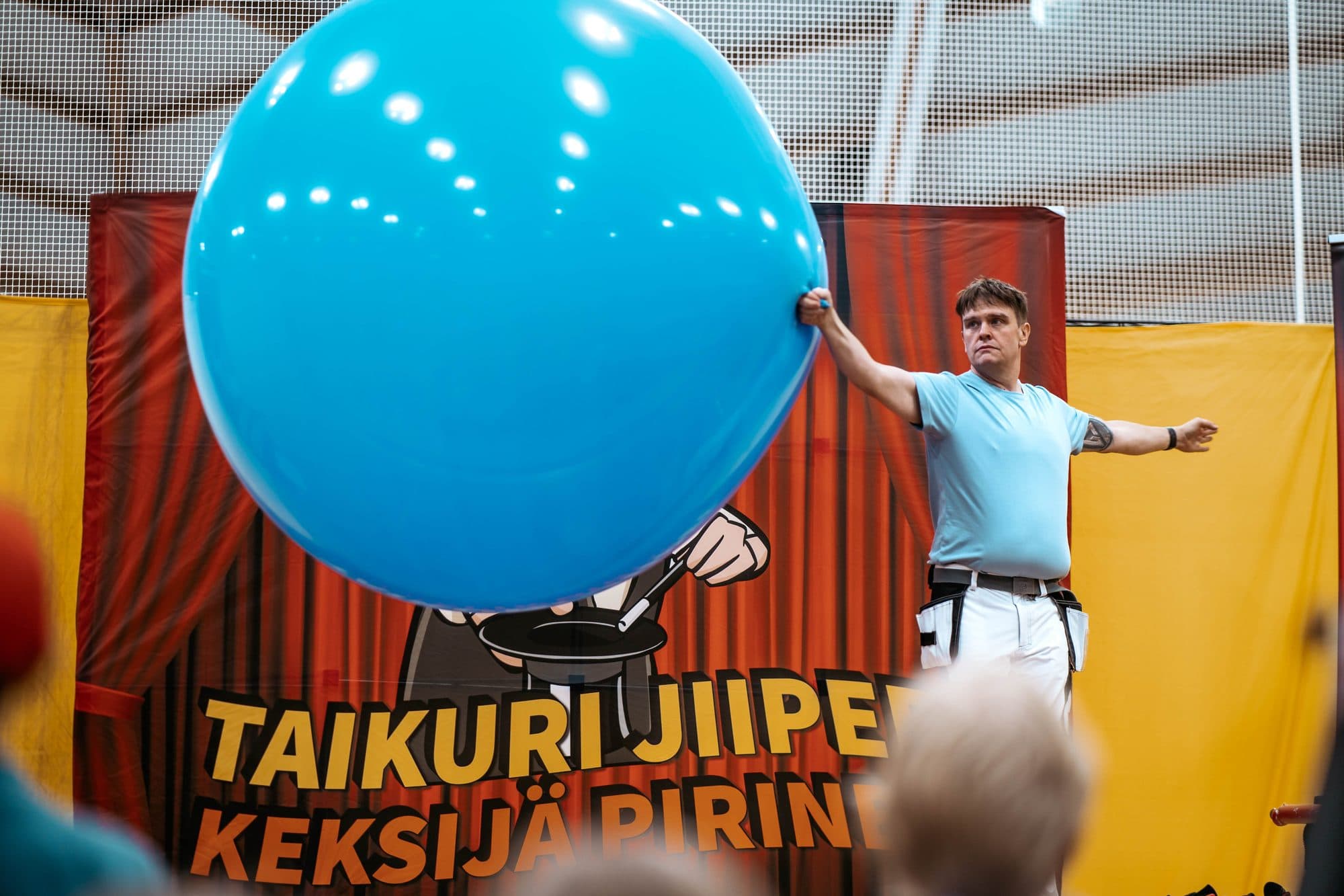 Lastentaikuri JiiPee esiintyy lapsiyleisölle jättipallotempussa